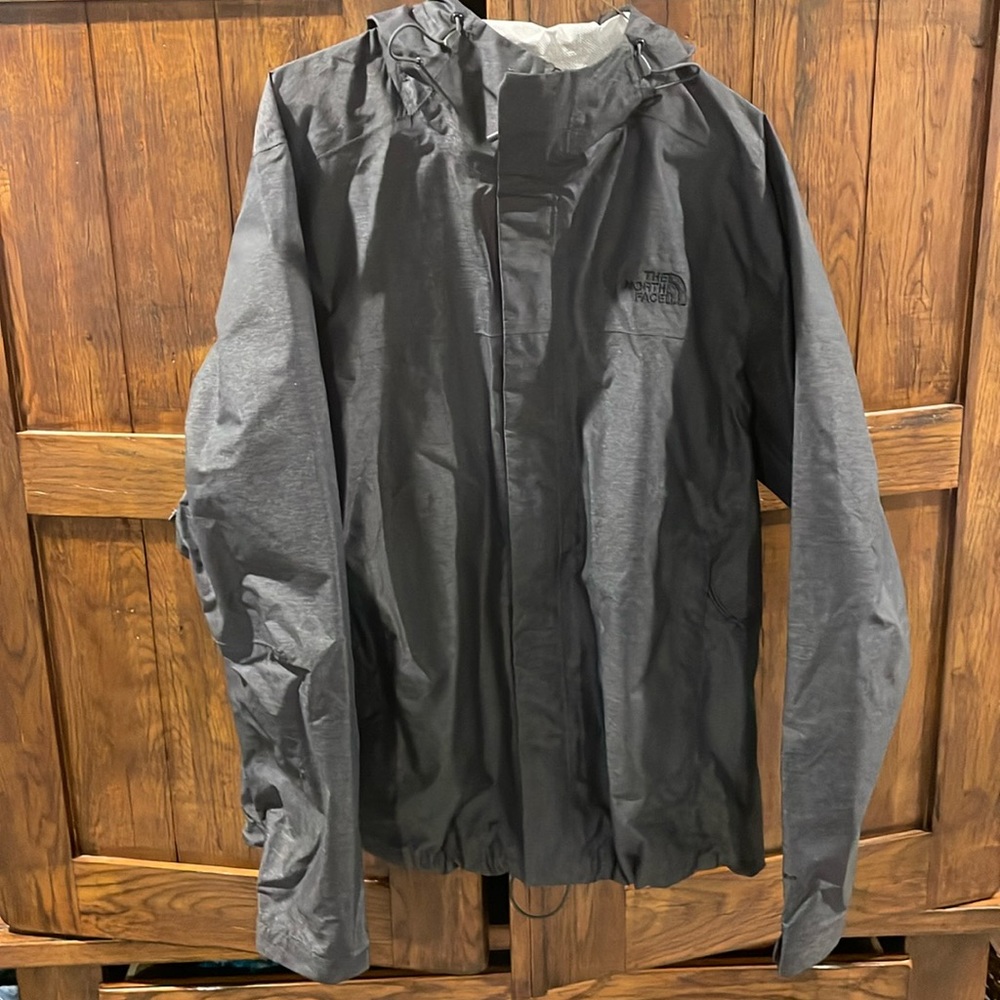 The North Face - Men's Venture 2 Rain Jacket
Gray with black lettering